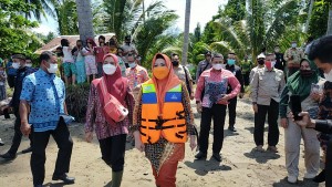 Bupati Dewi Serahkan Bantuan Kapal Ambulance ke Kecamatan Pematangsawa