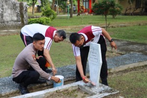 Polres Lamsel Kerja Bhakti Kebersihan di TMP Kesuma Bangsa Kalianda.