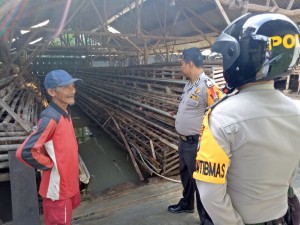 Polsek Tuba Tengah Gelar Patroli Ke Beberapa Tiyuh Yang Terendam Banjir